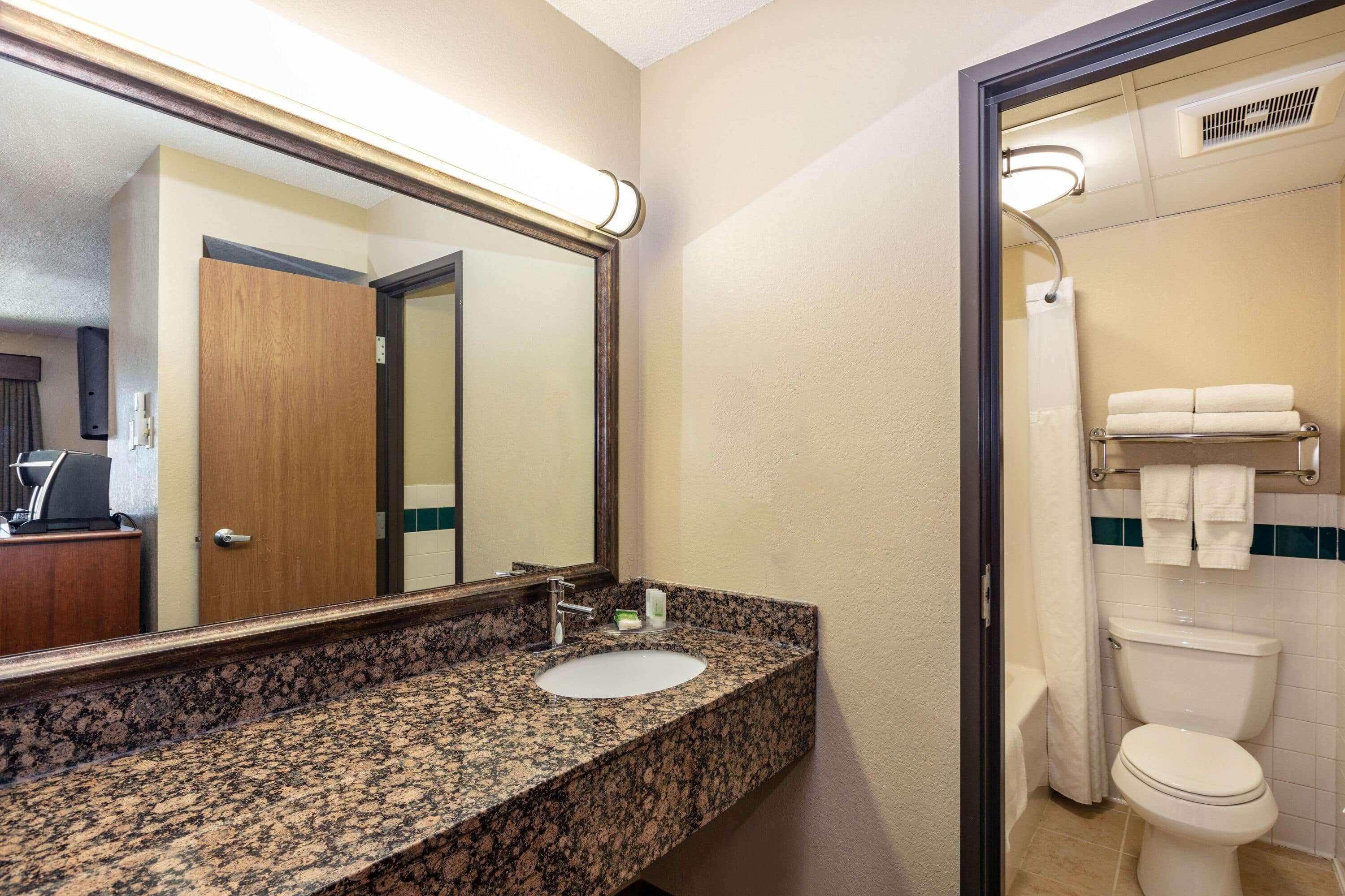 Americinn By Wyndham Roseau Bagian luar foto