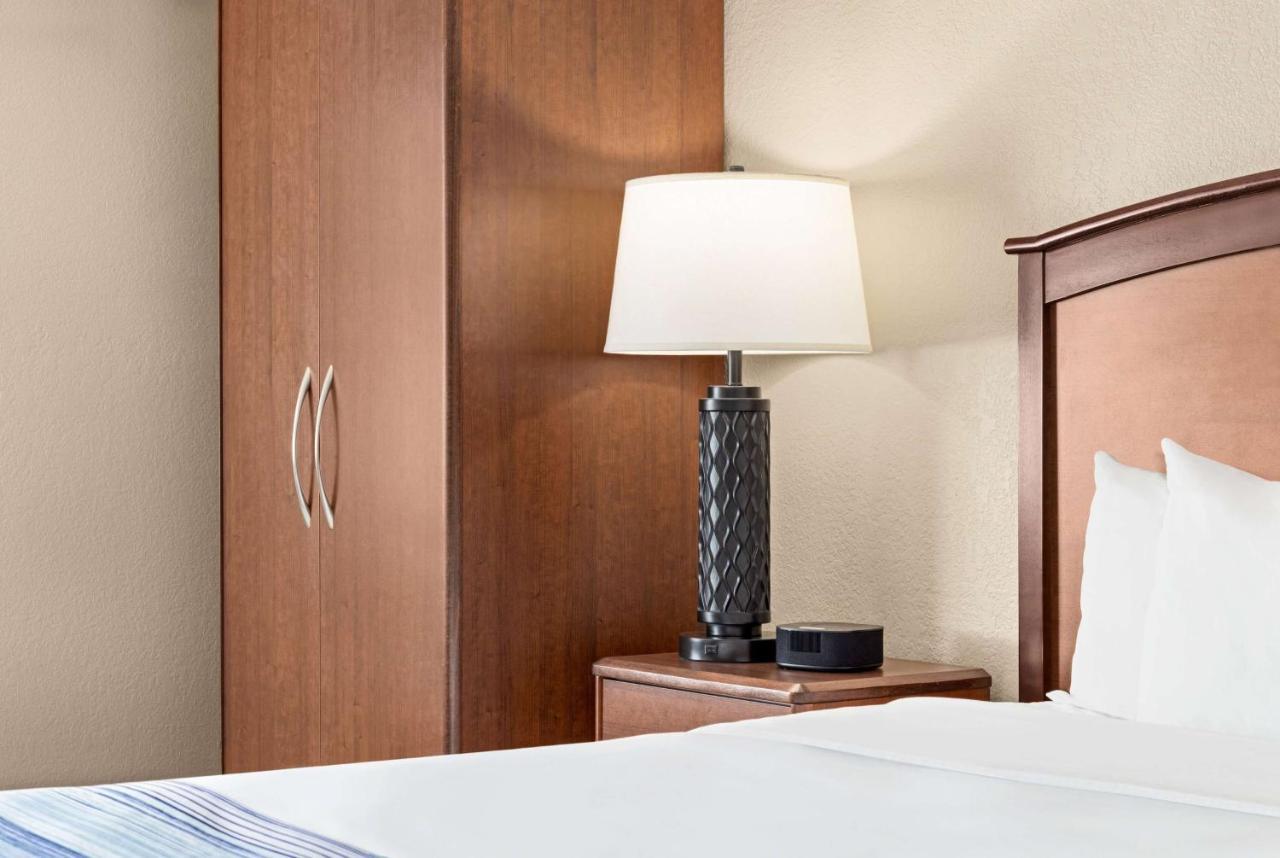 Americinn By Wyndham Roseau Bagian luar foto