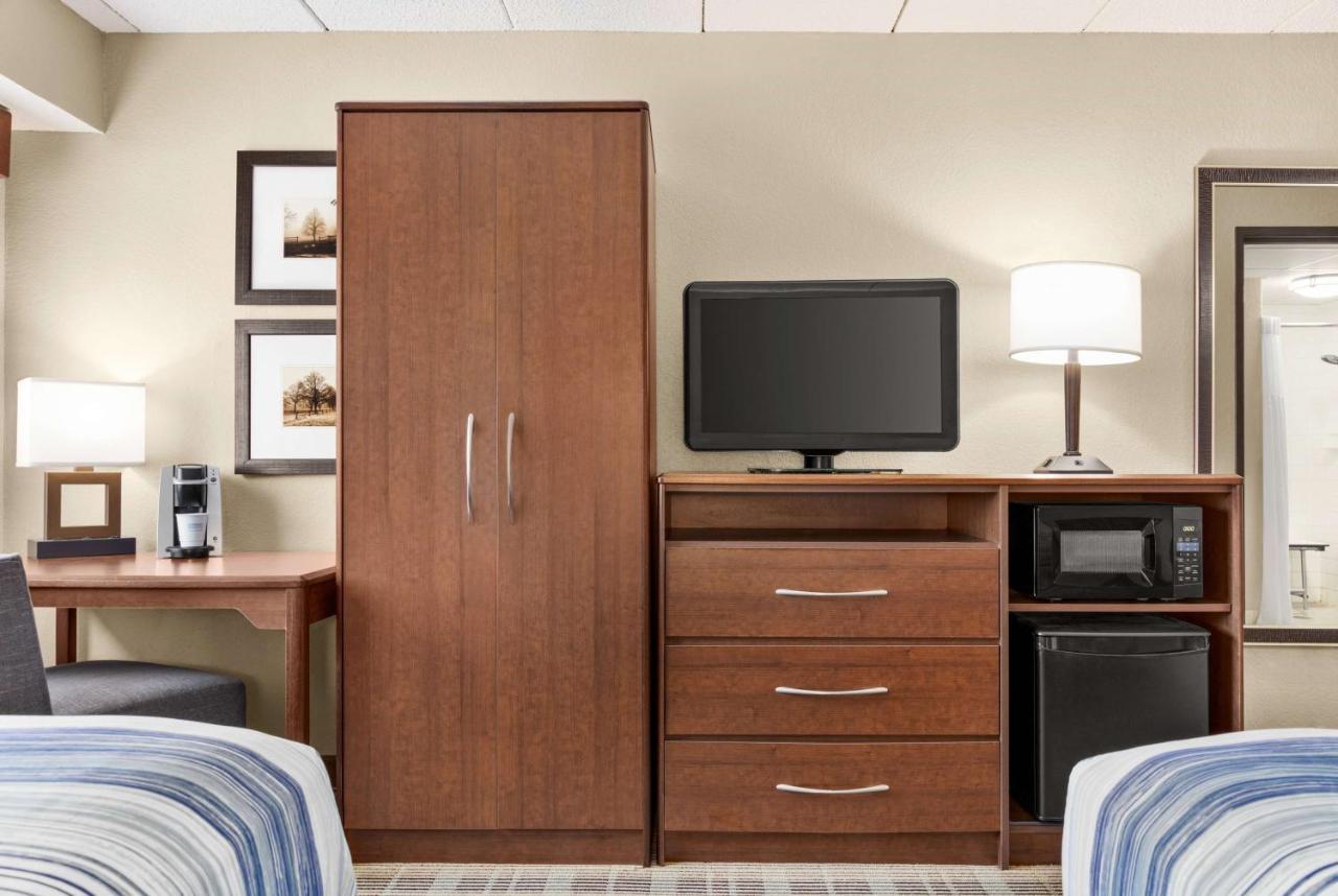 Americinn By Wyndham Roseau Bagian luar foto