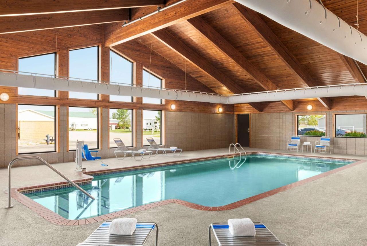 Americinn By Wyndham Roseau Bagian luar foto