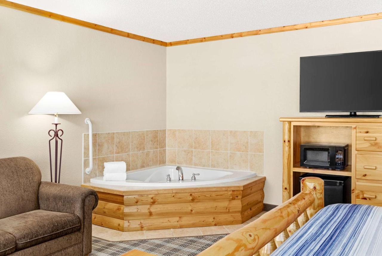 Americinn By Wyndham Roseau Bagian luar foto