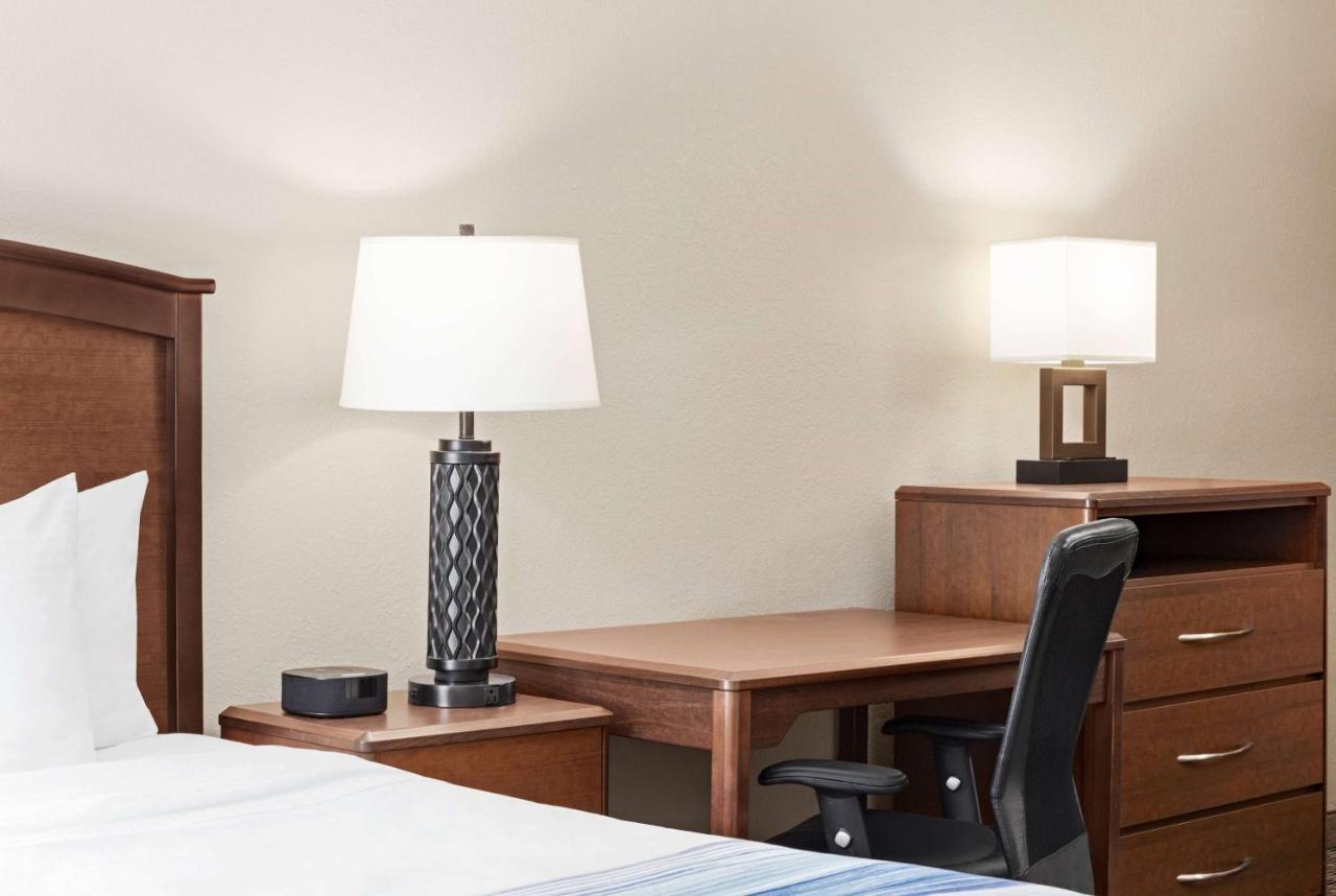 Americinn By Wyndham Roseau Bagian luar foto
